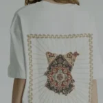 Λευκή muse tapestry unisex oversized μπλούζα πίσω όψη